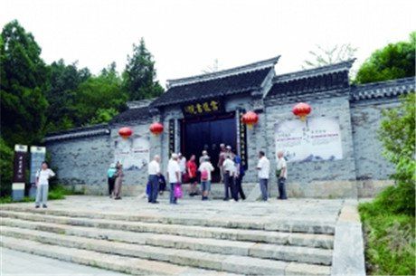 一大早,云龙书院还没开门,就有不少人在门口等待 江苏徐州:云龙湖畔的绿色市井