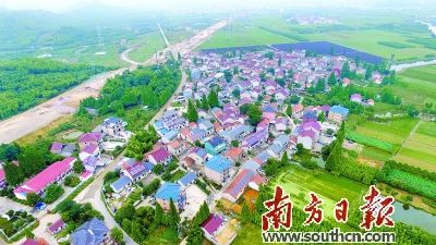 湖州市吴兴区妙兴镇不少村民在屋顶安装了光伏设备并网发电。资料图片 绿色化升级 湖州产业如何点绿成金