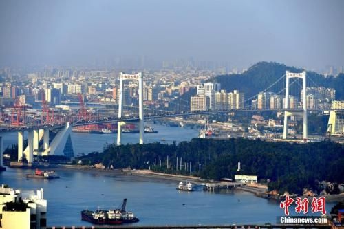 资料图:厦门著名的跨海大桥——海沧大桥,是厦门岛内岛外联合发展的重要见证。王东明 摄 “高颜值”厦门 将向世界展现什么?