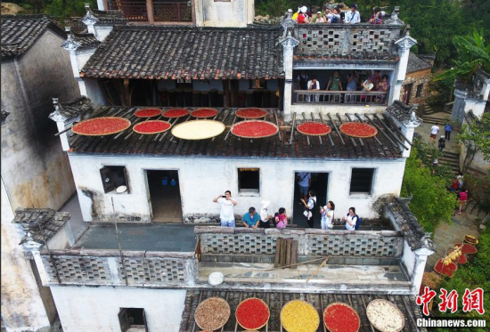 “晒秋”农俗特色景观 航拍“中国最美乡村”婺源篁岭“晒秋”