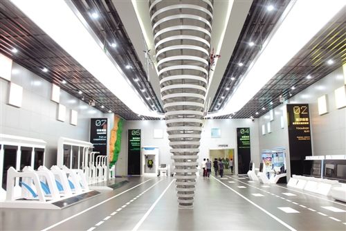 图为爱飞客航空小镇文化展示中心内景。 专家呼吁:特色小镇的核心是大写“特”字
