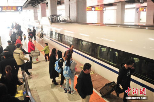 资料图:站台上准备乘车的乘客 中新社记者 刘冉阳 摄 全国铁路迎大调图 京沪高铁“复兴号”正式提速