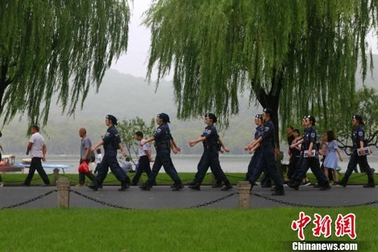 图为西湖女子巡逻队服务黄金周 余锋 摄 “盆景”到“风景”浙江杭州假日旅游迈入全域时代