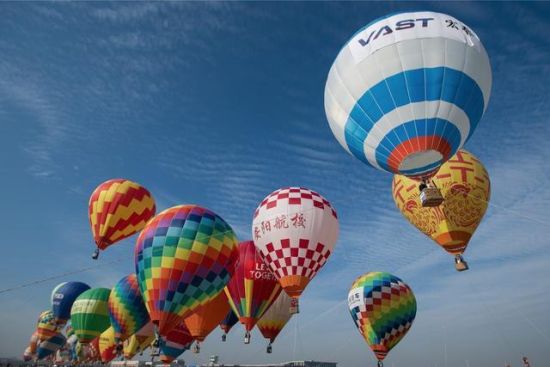 升空的热气球。记者任勇 摄 武汉争创世界航空运动第八城
