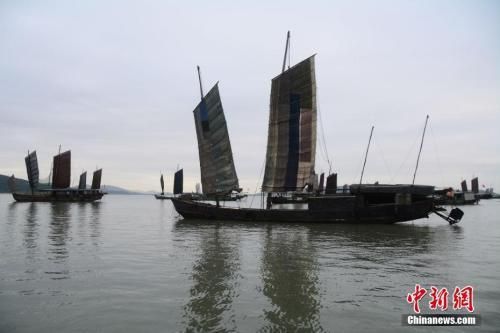 资料图:苏州光福镇太湖渔港村太湖岸边,一艘艘渔船沐浴着朝阳驶向湖心。 周古凯 摄 中国百强城市排行榜发布:前10位连续三年不变