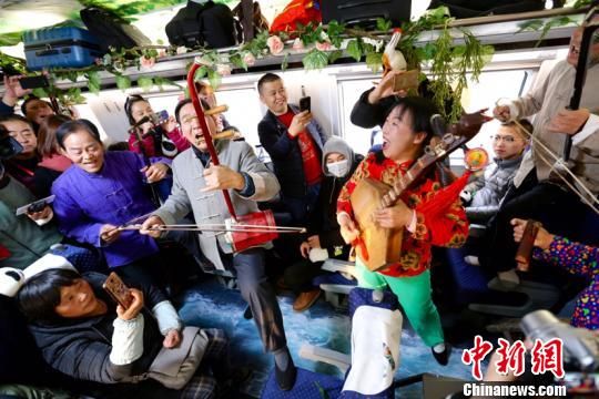 图为车厢内的华阴老腔表演。 张远 摄 西成高铁“路遇”动物保护区 绿色发展助“和谐共生”