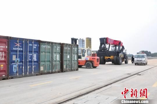 图为广西贵港市苏湾港作业区集装箱临时存放点。 钟建珊 摄 广西贵港加速打造立体交通体系 促西江流域城市互联互通