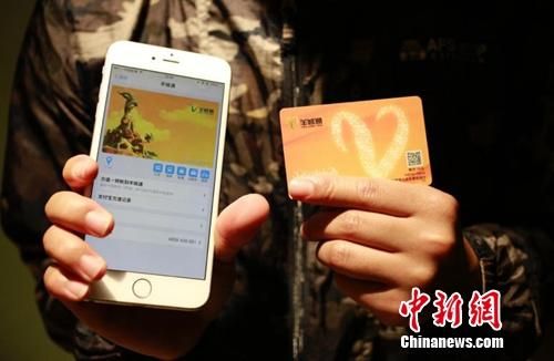 资料图:刷二维码就能乘公交,部分城市一卡通正在告别实体卡时代。 绿色交通发展蓝图出炉 鼓励城里人上班逛街这样出行