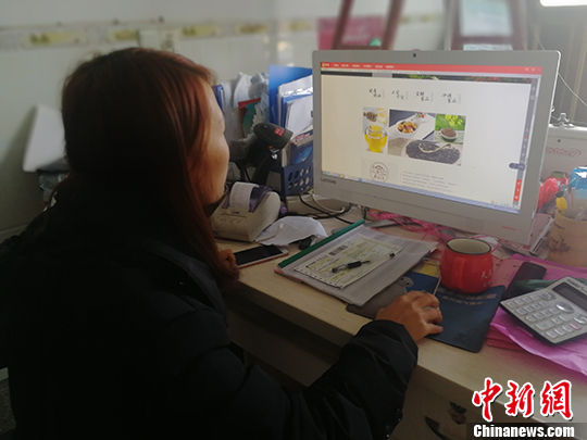 一台电脑、一根网线,让江西上饶县华坛山镇车边村31岁的农家妇女郑小芳变成了村里的“网络红人”。 中新社记者 苏路程 摄 互联网开启无界沟通 铺就江西农民脱贫路