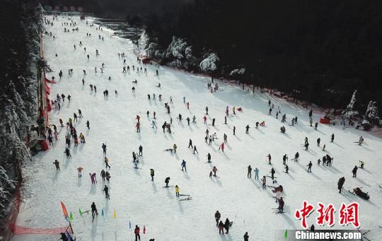 1月13日,航拍庐山滑雪场。雪场四周群山环抱,松柏成林,白雪皑皑,一派林海雪原风光。中新社记者王剑摄 江西冰雪经济“升温”:“冷”资源变“热”经济(图)