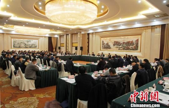 1月18日,山东省经济和信息化工作会议在济南召开。 沙见龙 摄 山东工业“瘦身健体” 助力新旧动能转换