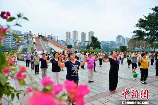 图为老年人跳广场舞锻炼身体。 陈星宇 摄 重庆老年人口达704万 养老产业将迎新发展