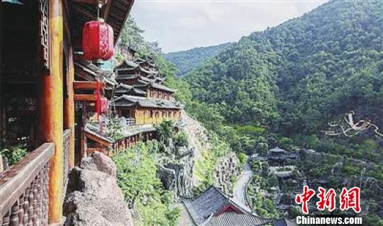 废弃石场蝶变国家4A级旅游景区 肖乃花 摄 广东废弃石场蝶变4A景区 梅州探索废弃矿山开发式治理模式