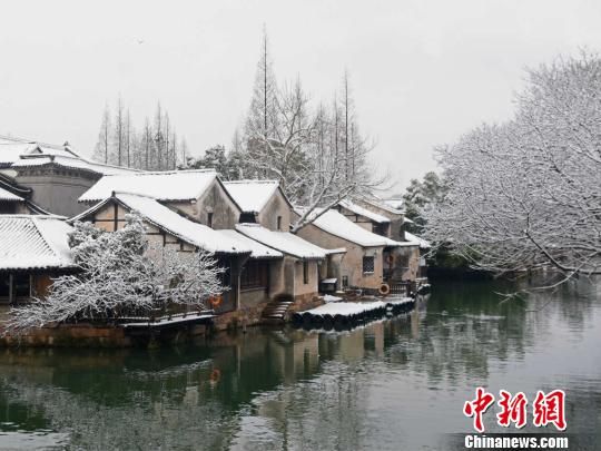 白墙黛瓦在雪的映衬下泼墨如画。乌镇景区 提供 雪落乌镇醉美江南 浙江千年古镇绽放别样精彩