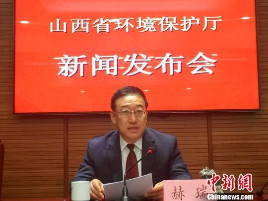 大同市环保局局长赫瑞通报2018年1月“大同蓝”仍在持续。 任丽娜 摄 山西大同环保局长详解“煤都黑”变“大同蓝”