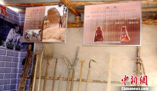 资料图。甘肃永靖县罗川村设置了“乡村记忆馆”,通过图文和实物陈列的方式,上百件老物件使得历史与现代的记忆在这个静谧的乡村得到完美交融。图为陈设的劳动工具。 范相英 摄 甘肃省长话乡村旅游:拿捏好土气、老气、生气、朝气