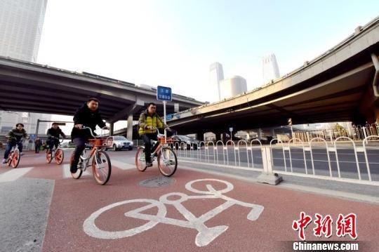 2017年,北京市600公里的步行、自行车系统治理工程收尾。 张宇亮 摄 北京交通领域五年完成投资4922亿 自行车出行比例首度上升