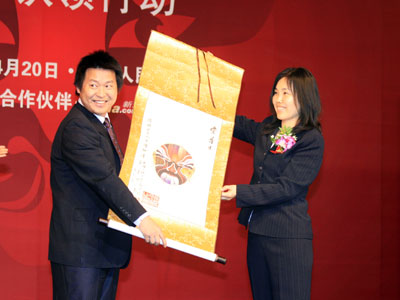 图文:爱普生公司代表杨再飞领取脸谱_会议讲座