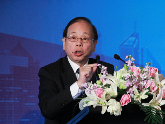由中国信托业协会主办的“2010年中国信托业峰会”于2010年12月2日-3日在上海举行。图为台湾信托公会秘书长吴圳益演讲。(来源：新浪财经 王霄摄)