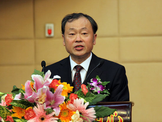 9月17日在北京举行。上图为中国商业联合会副