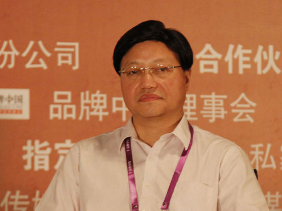 图为中国经济网评论员艾学蛟发言