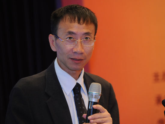 图为中国政法大学研究生院院长李曙光发言。