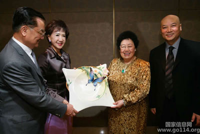 方瑀夫人向陈丽华女士及迟重瑞先生赠送台湾珐