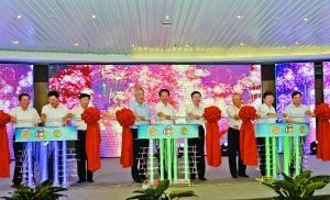 7月19日上午,自治区领导王君(中)、巴特尔(右二)、任亚平(左二)等出席第七届中国民族商品交易会、第十四届中国·呼和浩特昭君文化节暨第三届中国·呼和浩特少数民族文化旅游艺术节启动仪式。 本报记者 袁永红 7月19日上午,自治区领导王君(中)、巴特尔(右二)、任亚平(左二)等出席第七届中国民族商品交易会、第十四届中国·呼和浩特昭君文化节暨第三届中国·呼和浩特少数民族文化旅游艺术节启动仪式。 本报记者 袁永红