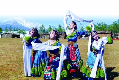 丽江宋城旅游区那措寨公园中的藏族美女们在进行歌舞表演 丽江宋城旅游区那措寨公园中的藏族美女们在进行歌舞表演