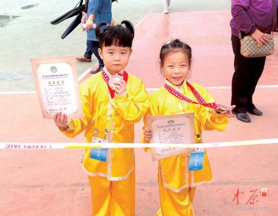 郑州少林武术节比赛6岁女孩耍太极拿奖牌
