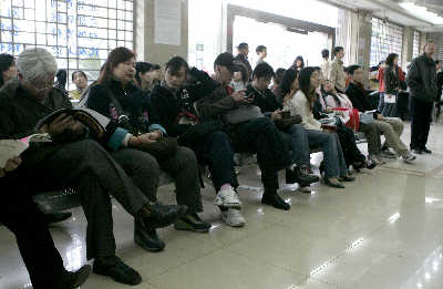 招行上海分行系统升级 部分网点客流大量积压