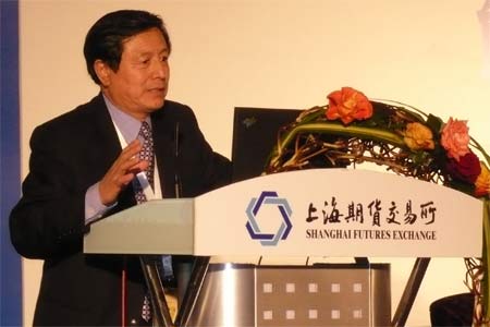 图文:中国化学纤维工业协会会长郑植艺