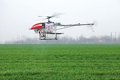 遥控飞机进了家庭农场_农业滚动