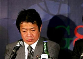 日本财长陷醉酒门被迫辞职_新浪网