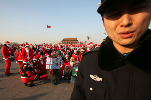 圣诞老人也疯狂:实拍世界各地圣诞老人(组图)