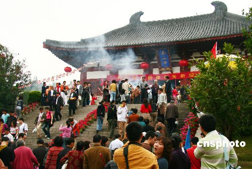 三亚春节旅游爆棚：国内散客占了五到六成