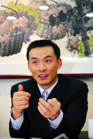 当粤景集团董事长李清华1995年毅然闯进纸业这行时,他还是刚跨出校门