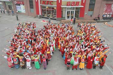 肯德基W行动为中国加油 300志愿者摆胜利造型