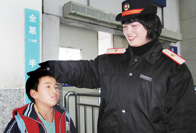 苏州火车站更换儿童票身高标志牌_滚动新闻