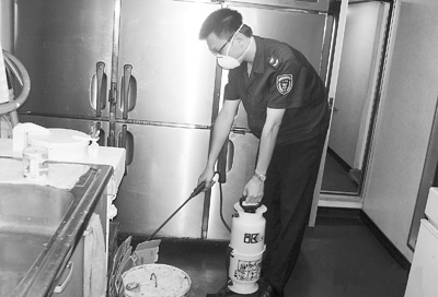 阳江局对韩国入境鱼苗船进行卫生消毒处理_滚