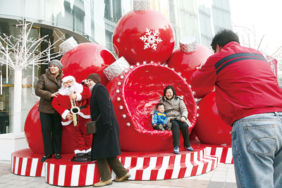 为抓圣诞节商机北京一些商场门前开始提前布置