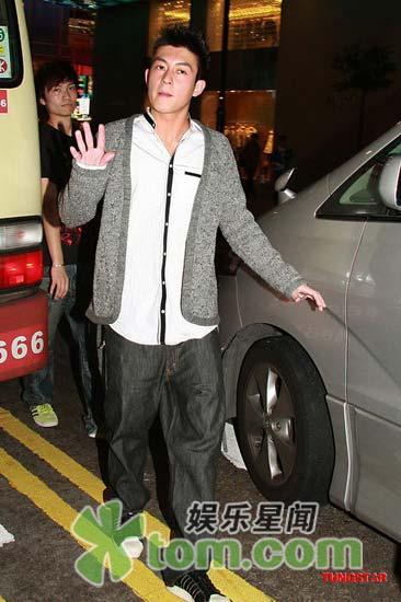 陈冠希重返香港娱乐圈 春风得意为旗下艺人站