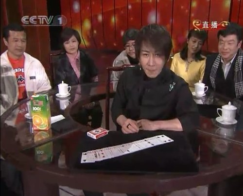 网友轻松破解刘谦魔术手穿玻璃玄机最深(图)