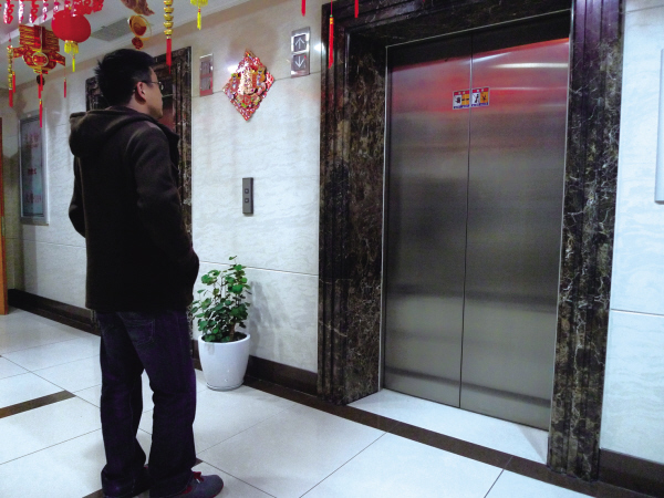 电梯新标准今起实施开关门不超3.2秒_滚动新闻