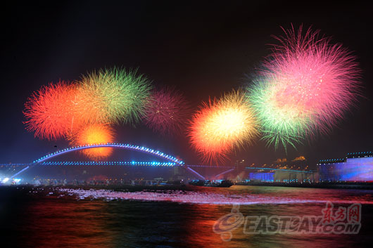 �Ϻ�������Ļʽ"������"��ȫ��ͬ�����쿪Ļʽ