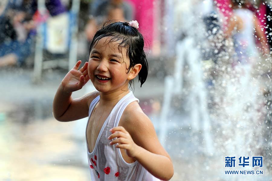 小女孩戏水解暑(点击看多图)吴睿鸫日前,北京市人力资源和社会保障局