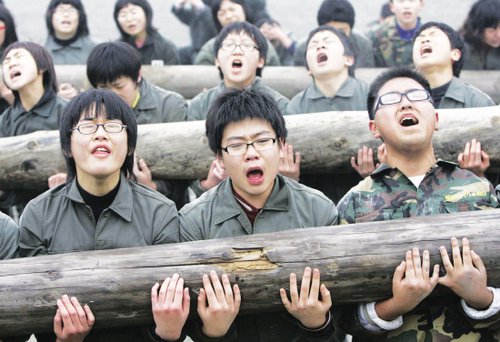 �������������ھ���ѵ��Ӫ����������־��ĥ��