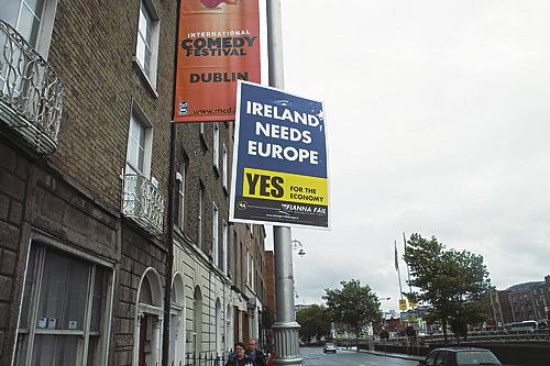都柏林街头标语:爱尔兰需要欧盟_滚动新闻