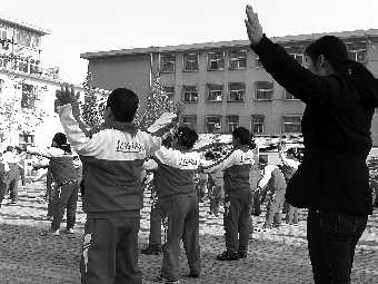 ��������:�����϶���ѧ��ֻ�ǡ���ĸ�׵�����