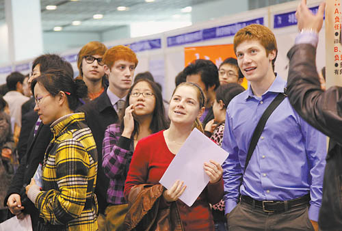 外国留学生中国求职高峰期 抢饭碗 图_滚动新